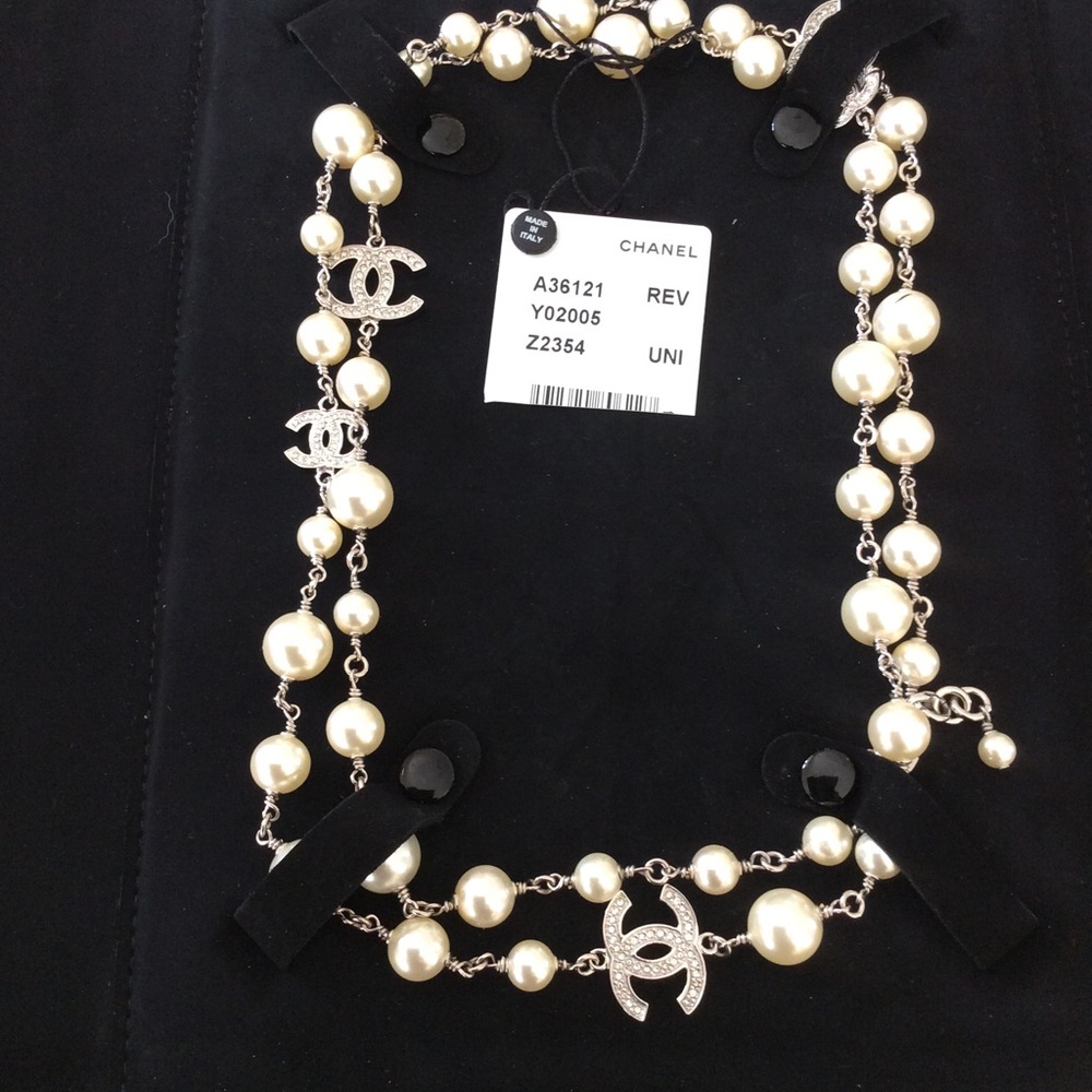 CHANEL AUTHENTIC PEARL NECKLACE!! SILVER/PEARLS.
